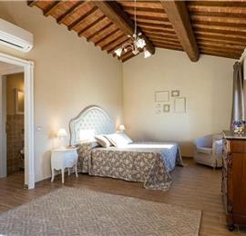 5 Bedroom Villa with Pool in Legoli, Sleeps 10